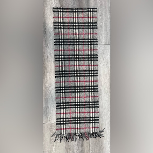BURBERRY
Wool House Check Pattern Scarf Authentic - Picture 2 of 5